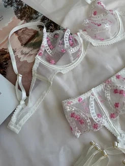 Biały komplet z haftowanymi sercami i pasem do pończoch