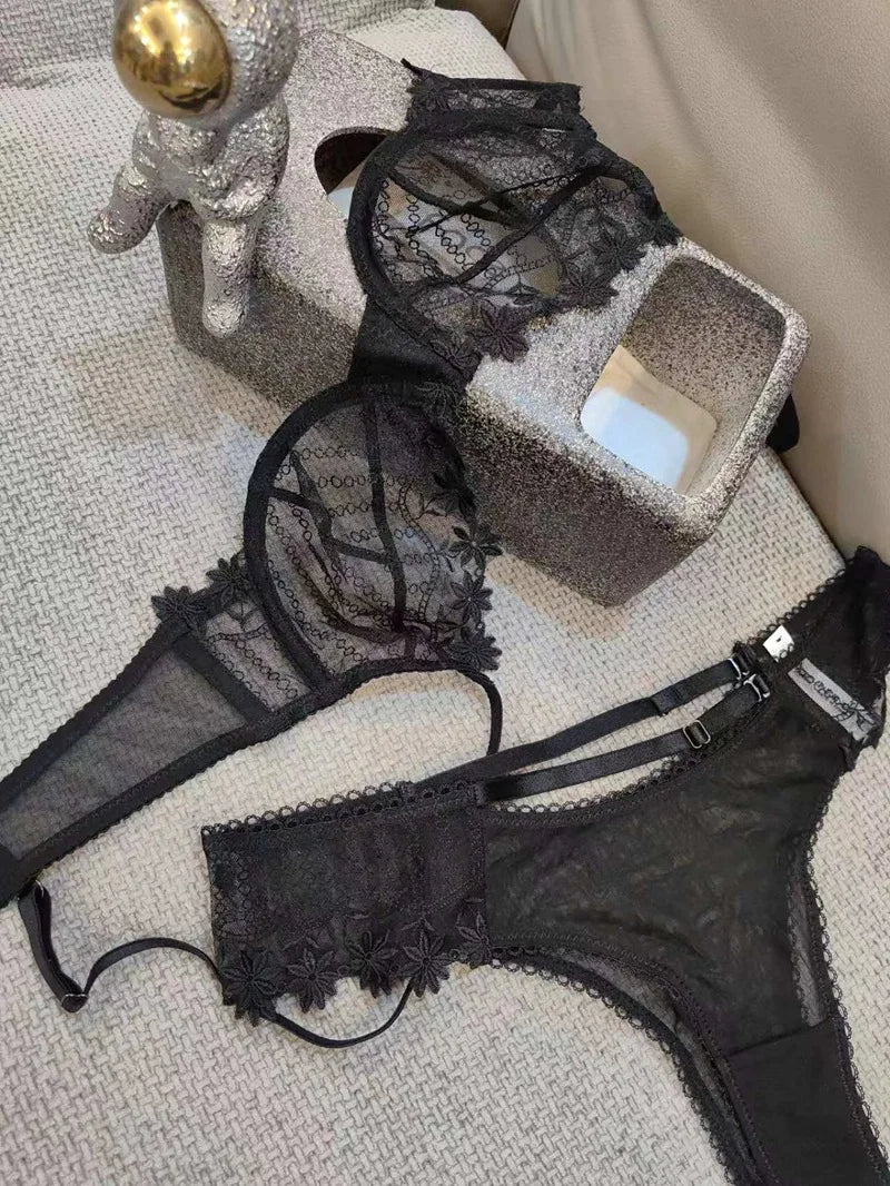 Czarny komplet bielizny z koronką i haftem od Pernille, elegancka bielizna damska z biustonoszem na fiszbinach i wysokimi figami