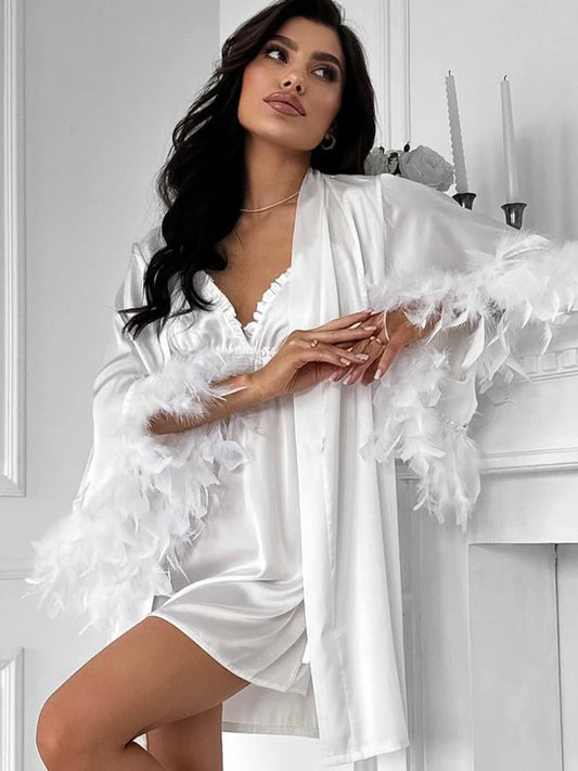 Szlafrok z piórami i koszulą nocną - Pernille