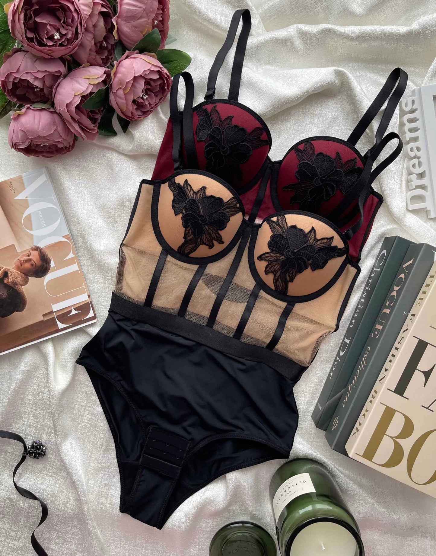 Body damskie z haftem kwiatowym i prześwitującą siateczką od Pernille – eleganckie body koronkowe w kolorze nude i czarnym, bielizna damska premium
