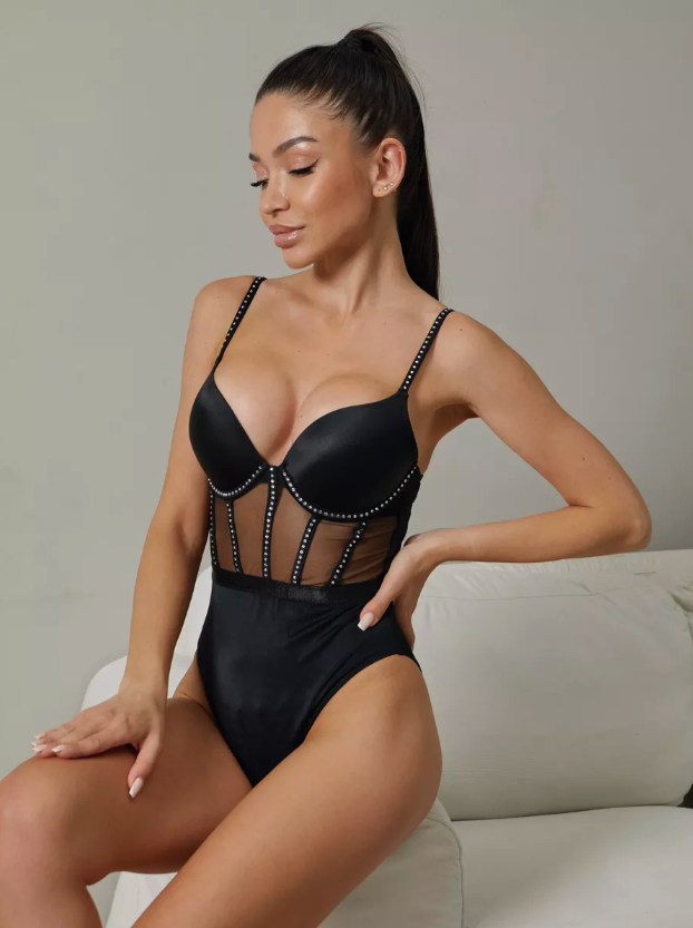 Body damskie z usztywnianymi miseczkami i zdobieniem z cyrkonii, dostępne w kolorze białym i czarnym od Pernille, elegancka bielizna damska