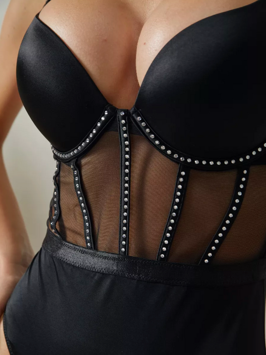 Body damskie z usztywnianymi miseczkami i zdobieniem z cyrkonii, dostępne w kolorze białym i czarnym od Pernille, elegancka bielizna damska