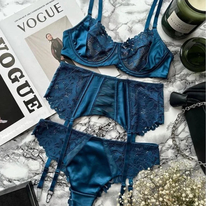 Koronkowy komplet z pasem do pończoch od Pernille – biały stanik, figi i modelujący pas