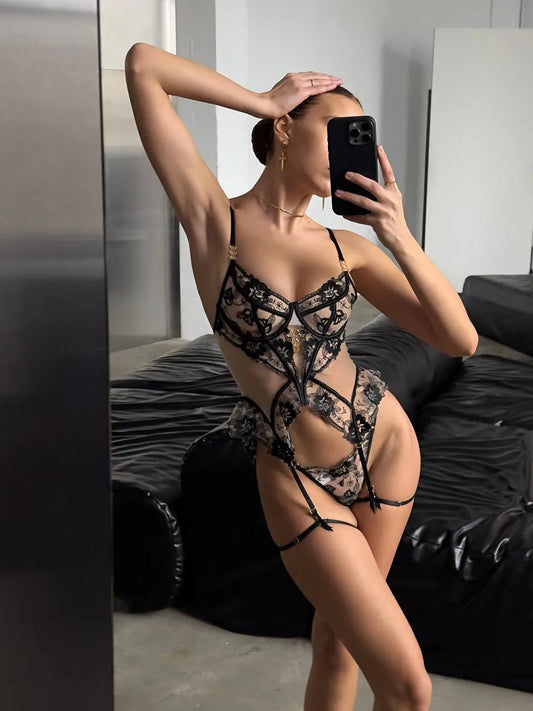 Komplet bielizny z koronkowym gorsetem wycięciami i paskami od Pernille