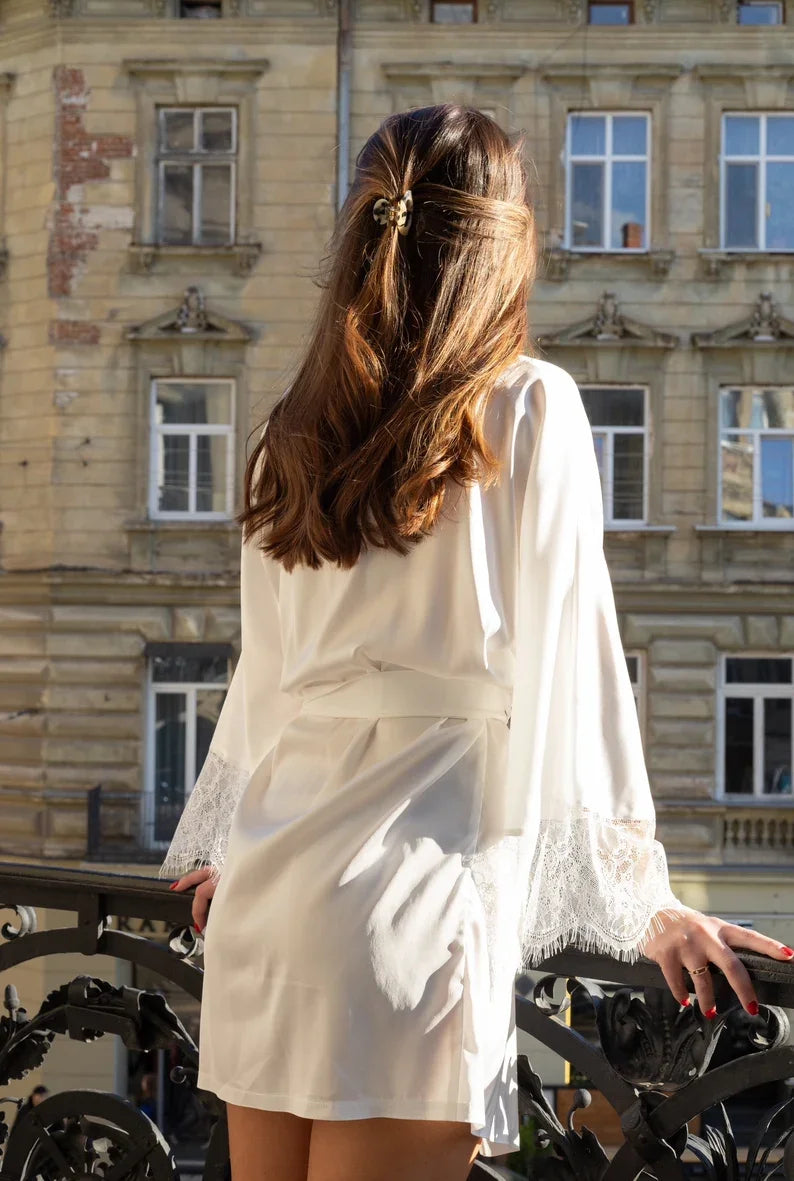 Elegancki Biały Szlafrok z Koronkowymi Rękawami - Pernille