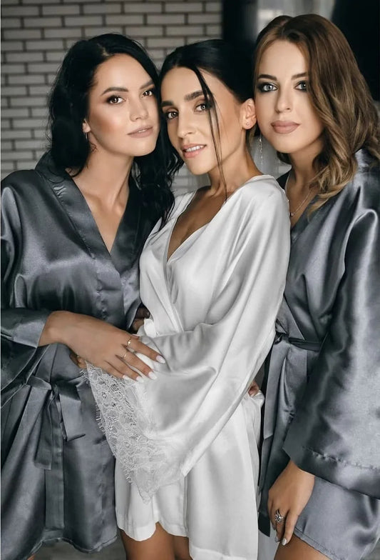 Biały szlafrok z koronkowymi rękawami - Pernille