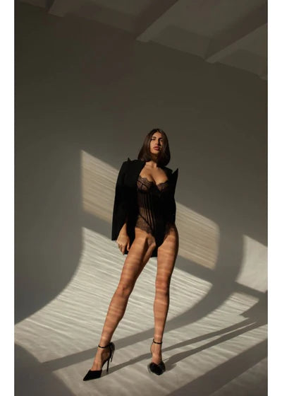 Czarne Body z Koronką i Piórami - Pernille
