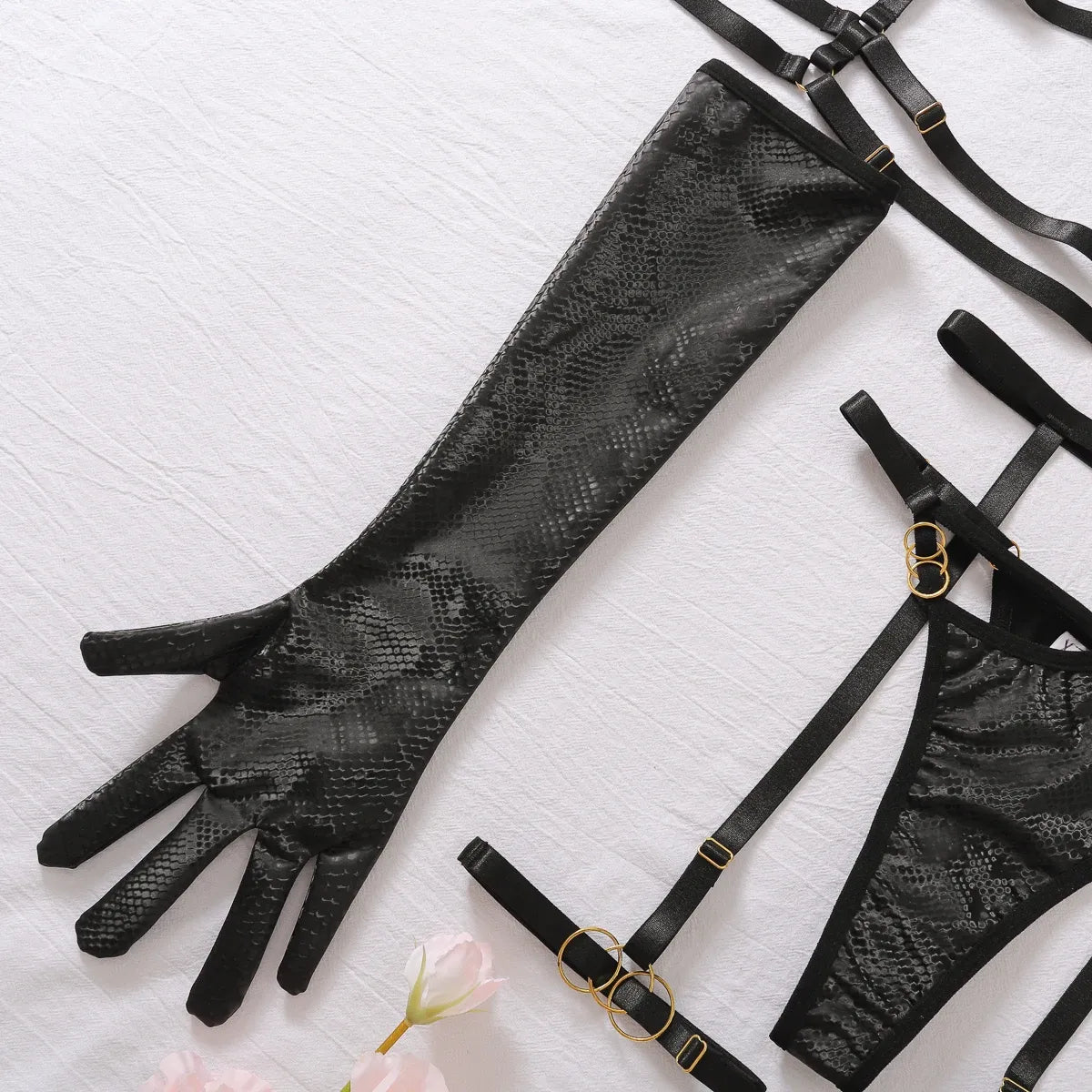 Komplet bielizny z efektem skóry węża i długimi rękawiczkami