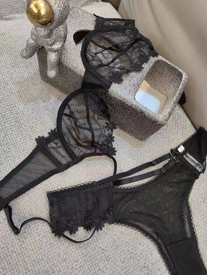 Czarny komplet bielizny z koronką i haftem od Pernille, elegancka bielizna damska z biustonoszem na fiszbinach i wysokimi figami