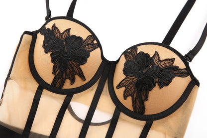 Body damskie z haftem kwiatowym i prześwitującą siateczką od Pernille – eleganckie body koronkowe w kolorze nude i czarnym, bielizna damska premium