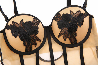 Body damskie z haftem kwiatowym i prześwitującą siateczką od Pernille – eleganckie body koronkowe w kolorze nude i czarnym, bielizna damska premium