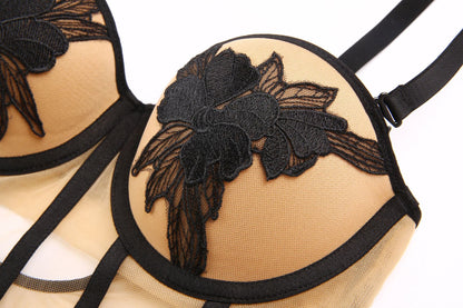 Body damskie z haftem kwiatowym i prześwitującą siateczką od Pernille – eleganckie body koronkowe w kolorze nude i czarnym, bielizna damska premium