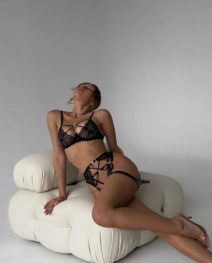 Koronkowy komplet bielizny z paskami - Pernille