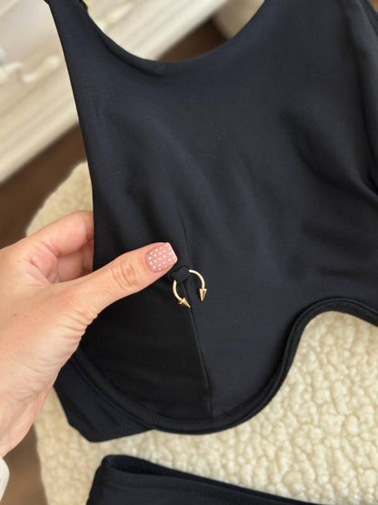 Kostium z usztywnianą miseczką i imitacją piercingu