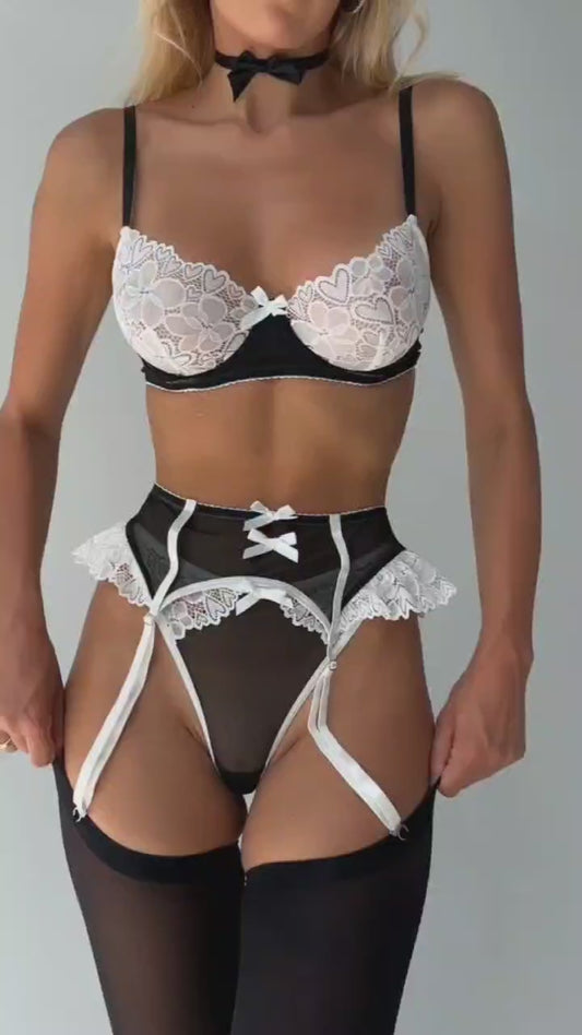 Koronkowy komplet bielizny biało-czarnej